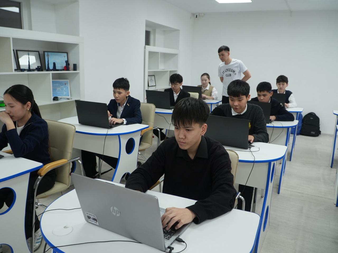 Информатика әлеміне саяхат: апталықтың екінші күніндегі белсенді шаралар