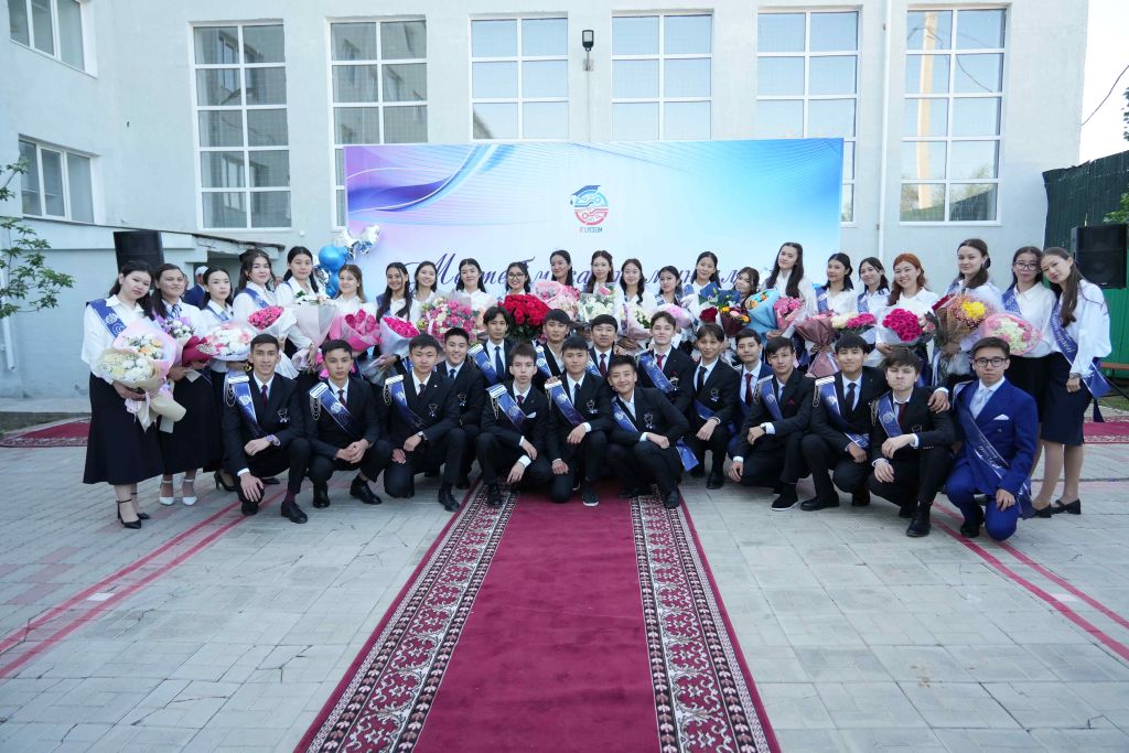 «Мектебім, саған мың алғыс!» — 2025 жылғы мектеп түлектеріне арналған салтанатты кеш өтті