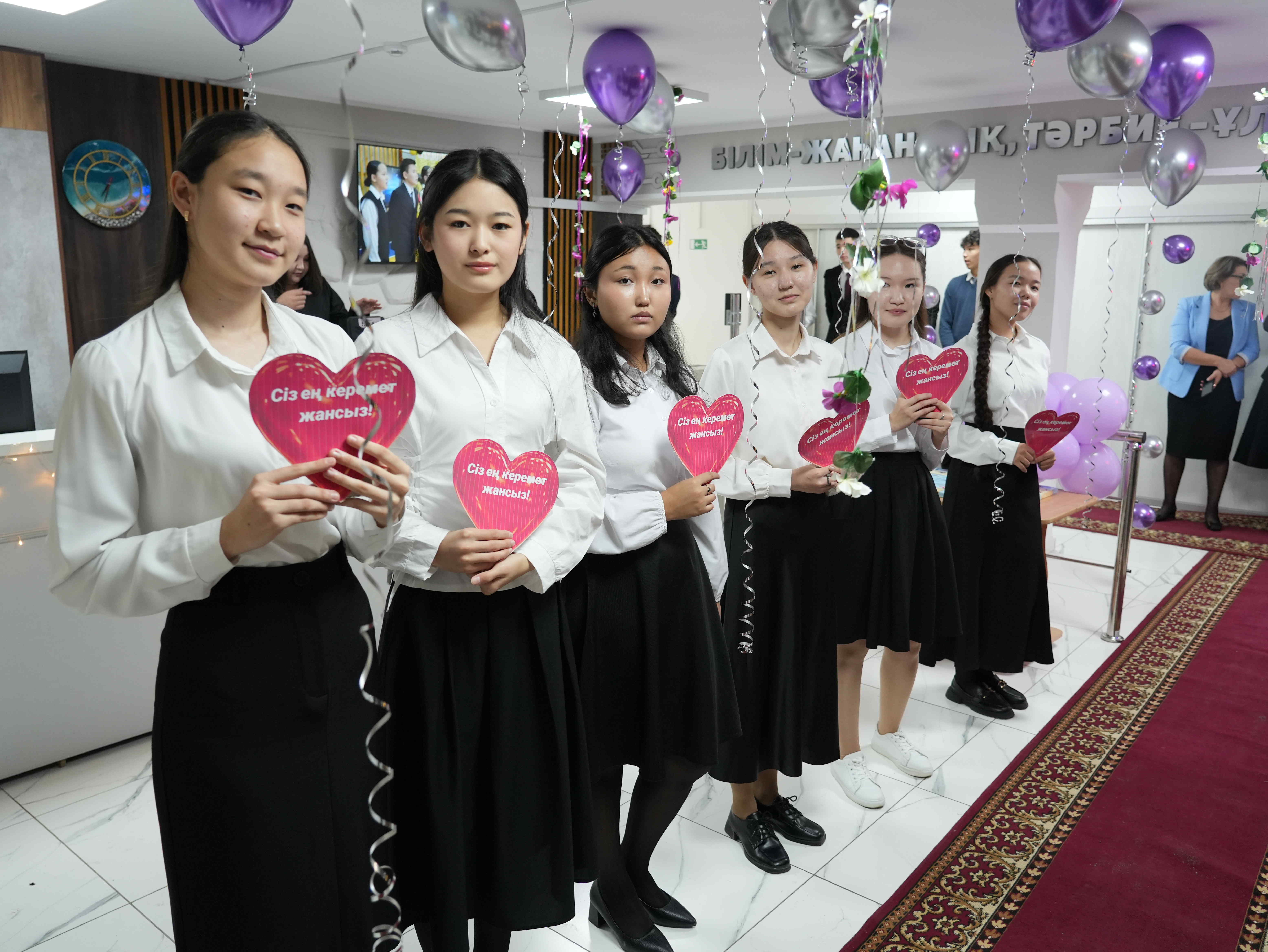 “Ұстаз – болашаққа шамшырақ”: Мектебімізде Ұстаздар күні мен “Дублер күні” аталып өтті