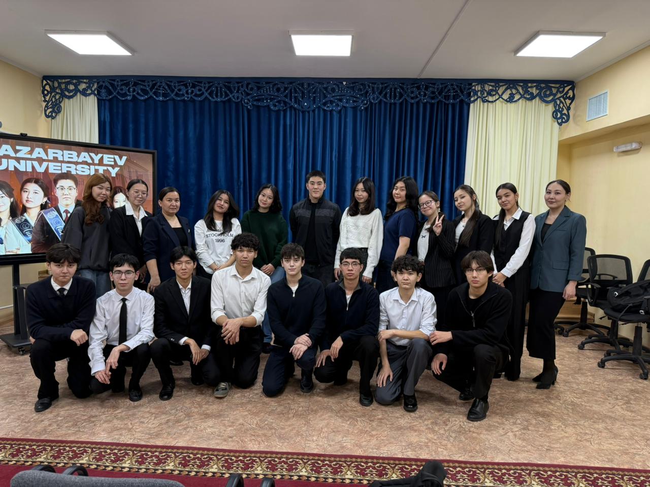 Назарбаев Университетінің студенттері лицей оқушыларымен тәжірибе бөлісті